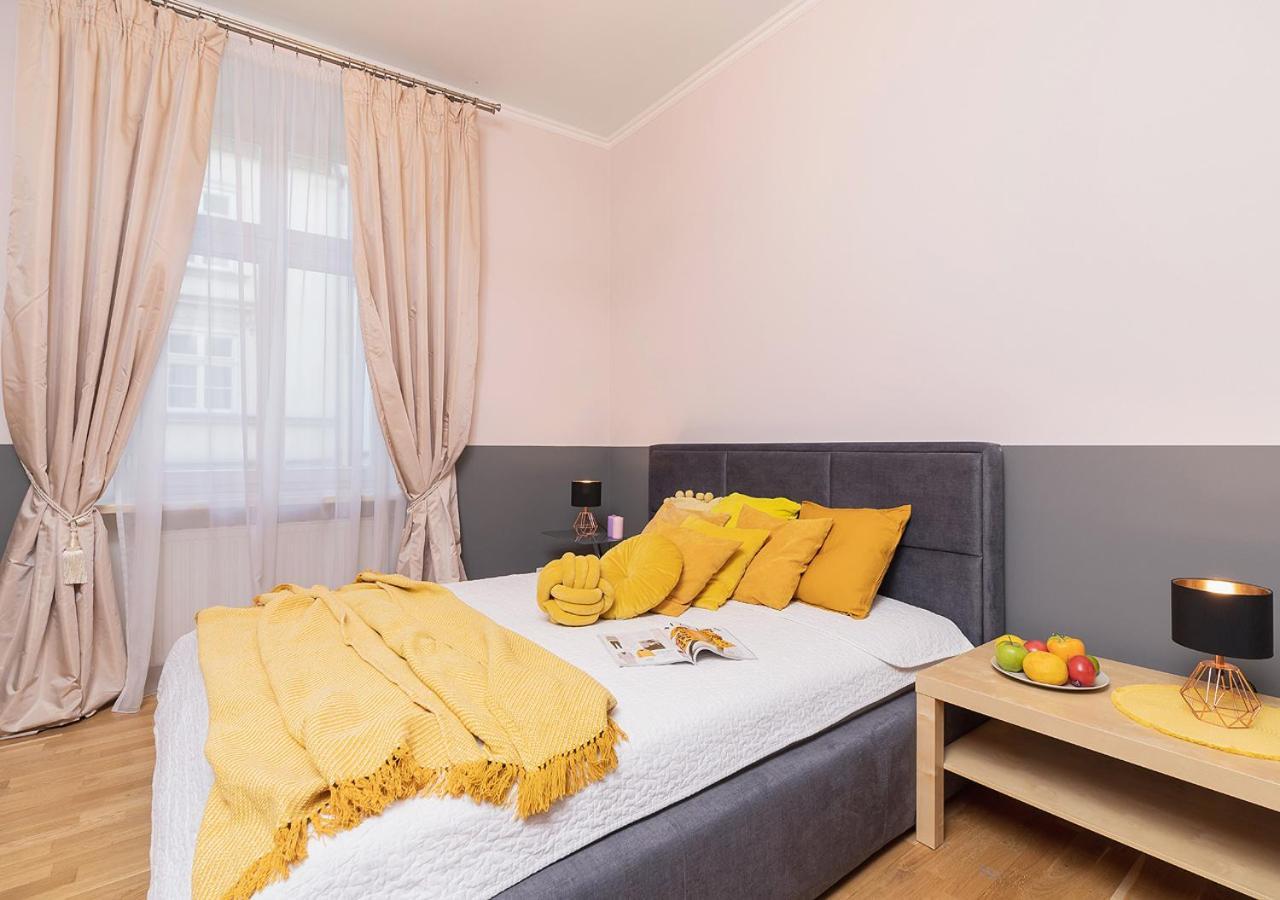 Around Market Square Apartments كراكوفيا الغرفة الصورة